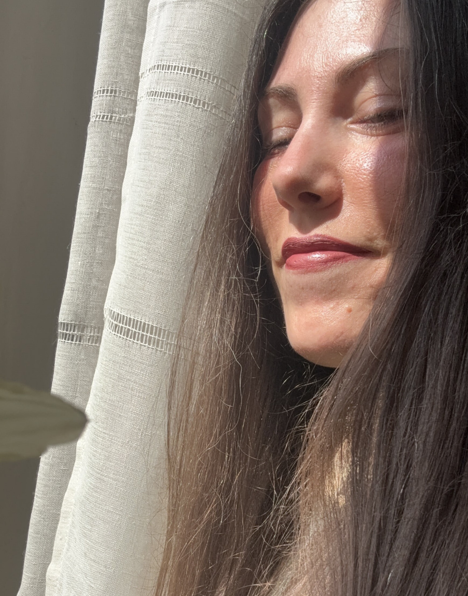 Silvia Pari con il viso illuminato dal sole