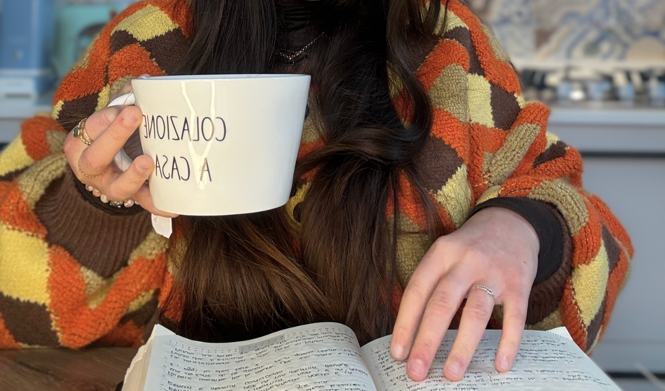 Silvia Pari con una tazza di caffè e il suo quaderno